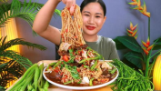 小姐姐们吃辣辣的面,小姐姐们的麻辣面盛宴