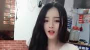 上面一个上面的小姐姐,个性穿搭与生活态度