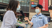警察小姐姐深圳街边小便,网友热议警民情深